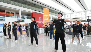 玉柴物流集團聯(lián)合品牌公關部開展乘龍H5-500燃氣牽引車推廣暨司機健康操推廣活動